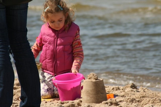 Dzieci na plaży w Pobierowie budowały zamki z piasku.
