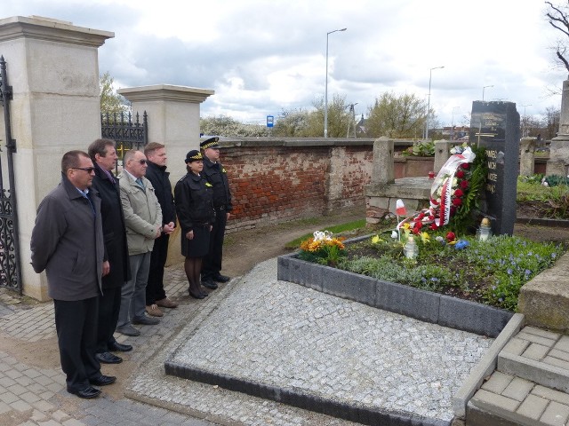 Przy tablicy pamiątkowej na cmentarzu przy ulicy Denkowskiej kwiaty złożyli (od lewej) sekretarz powiatu Piotr Składanowski, wicestarosta Eligiusz Mich, przewodniczący Rady Miasta Wojciech Kotasiak oraz wiceprezydent Ostrowca Paweł Górniak w towarzystwie Straży Miejskiej.