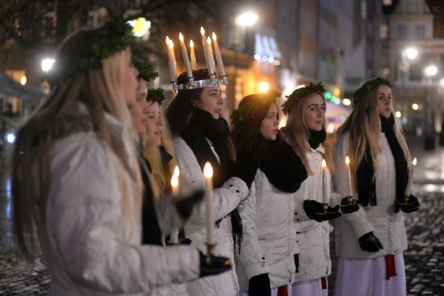Od 1992 roku do Gdańska przyjeżdża co roku Orszak św. Łucji ( zobacz zdj. archiwalne z poprzednich występów).  Początkowo,  do Gdańska przybywały małe dziewczęta, teraz udział biorą nastoletnie dziewczyny, które odznaczają się wielkimi umiejętnościami wokalnymi.
