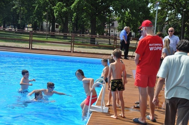 Całość otoczona jest drewnianymi barierkami. Kompleks...