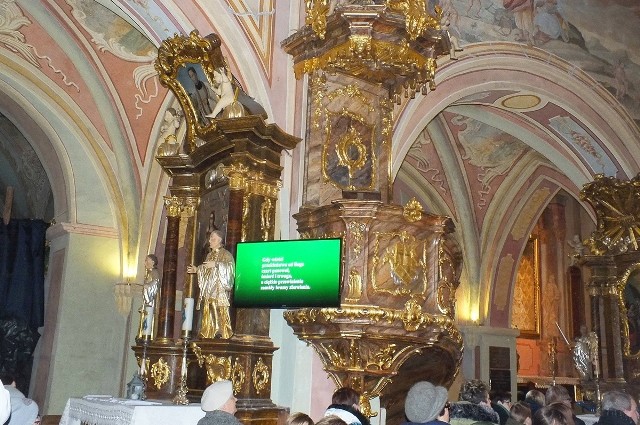 Nowe wyświetlacze multimedialne pojawiły się w wąchockim, zabytkowym kościele opactwa cystersów, na tle zabytkowego wnętrza