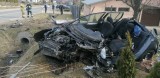 27-latek w VW golfie uderzył w przepust w Czaszynie. Jest w ciężkim stanie. Śmigłowcem przetransportowano go do szpitala [ZDJĘCIA]