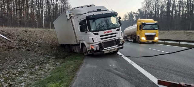 Pomoc Drogowa z Białobrzegów pomogła wyciągnąć ciężarówkę z pobocza.