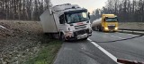 Samochód ciężarowy wpadł do rowu pod Białobrzegami, kierowcy nic się nie stało