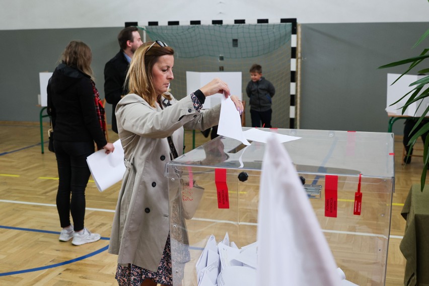 Wybory parlamentarne 2023. Wielu mieszkańców Krakowa oddało już swoje głosy. Długie kolejki w niektórych komisjach