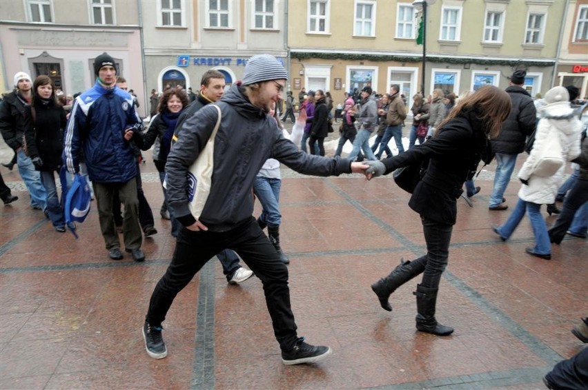 Opole: Polonez maturzystów na Rynku.