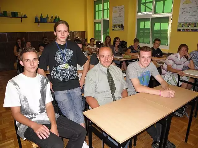 Andrzej Topczewski odwiedził szkołę i osobiście podziękował uczniom, którzy mu pomogli. Na zdjęciu ze swoimi wybawicielami (od lewej): Marcinem, Patrykiem i Mateuszem