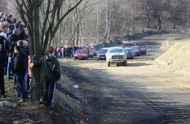 Jedzie się praktycznie tylko na pierwszym i drugim biegu, więc prędkości nie są duże. A adrenalina za kierownicą jest ogromna.