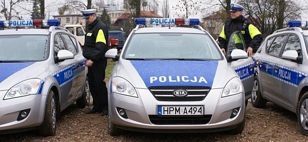 Na początku grudnia policjanci z dumą prezentowali nowe radiowozy