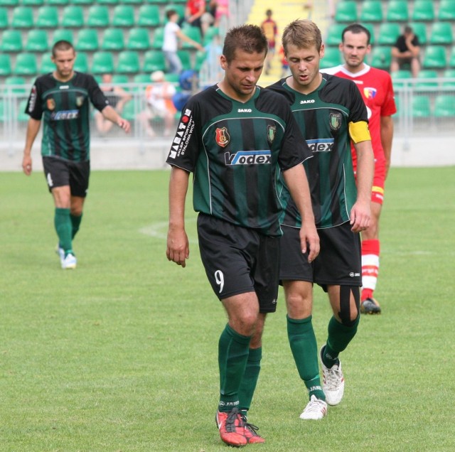 Piłkarze drugoligowej Stali Stalowa Wola (na pierwszym planie Damian Juda, obok Michał Kachniarz) przegrali na inaugurację sezonu z Limanovią Limanowa.