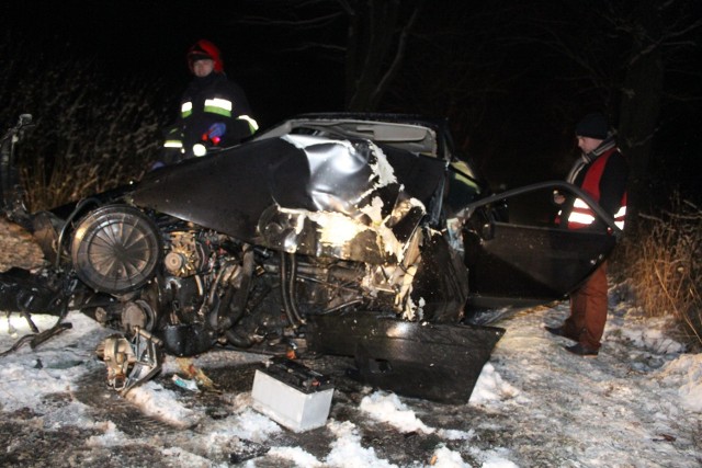 O godzinie 17:20 na drodze powiatowej Mścice - Dobiesławiec doszło do groźnego wypadku z udziałem jednego auta. Kierujący samochodem osobowym marki audi jadący od Mścic z nieustalonych przyczyn stracił panowanie nad pojazdem w wyniku czego wpadł w poślizg a następnie uderzył w drzewo. Strażacy dopiero przy użyciu sprzętu hydraulicznego wydobyli zakleszczonego kierowcę. Poszkodowany w stanie ciężkim trafił do szpitala w Koszalinie.