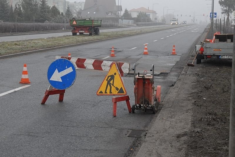 Dziś miejskie służby przystąpiły do łatania dziur, które na...