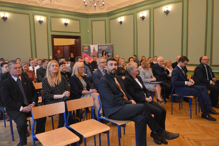 Zbigniew Osadowski, rektor AP (z lewej), składa...