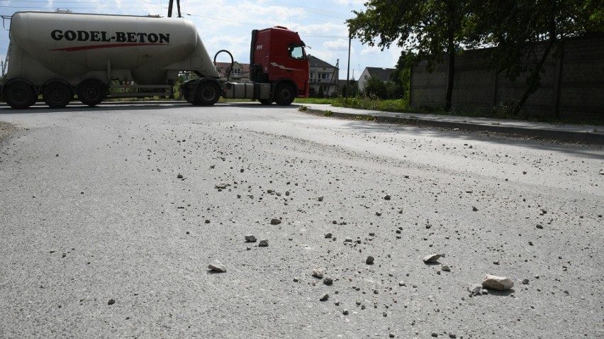 Ciężarówki gubią kamienie na drodze w Bławatkowie. Mieszkańcy skarżą się na kurz, brud i hałasy [WIDEO, ZDJĘCIA]