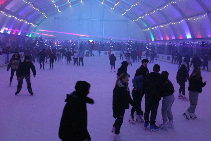 Wyjątkowo udane Ice Party na Lodowisku w Szwajcarii Bałtowskiej. Były największe hity i pokaz laserów