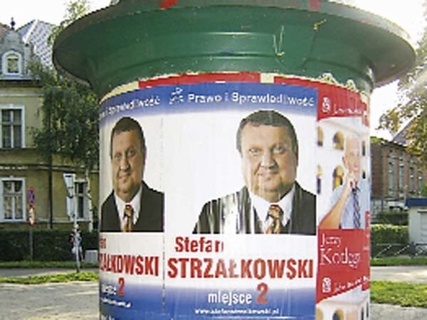 Słupy ogłoszeniowe w Białogardzie zostały zaklejone plakatami wyborczymi. Prywatny biznes został zasłonięty.