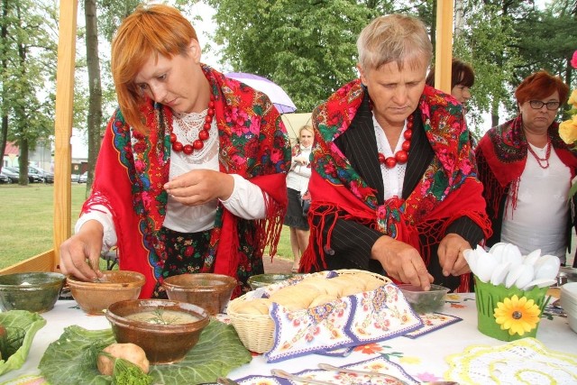 Kapusta z pokrzywą? Wyśmienite połączenie! Parzoki, babeczki właśnie z takim nadzieniem serwowały panie z Szewczanek.