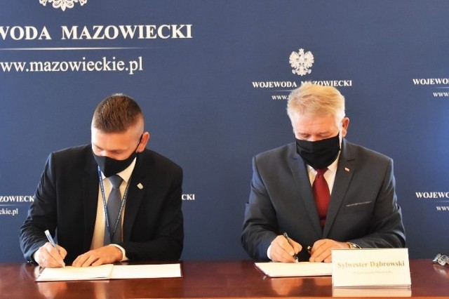 Umowę sprawie dofinansowania z Funduszu Dróg Samorządowych podpisał wójt Marcin Kozdrach (z lewej) i wicewojewoda Sylwester Dąbrowski.