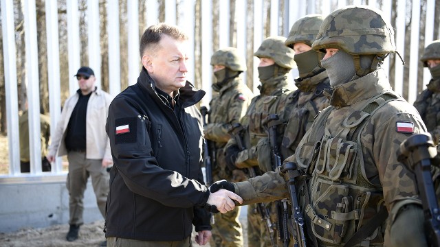 25 marca br. Mariusz Błaszczak, szef MON spotkał się z żołnierzami Wojska Polskiego, którzy pełnią służbę na polsko-białoruskiej granicy. Minister podziękował żołnierzom za służbę na granicy polsko-białoruskiej i wschodniej flance NATO