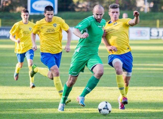 Piłkarze  Korala Dębnica (żółte koszulki) mogą już nie mieć okazji do rewanżu z Gryfem,  któremu jesienią w Słupsku ulegli  0:4