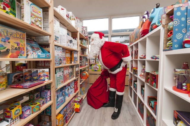 Limity osób w sklepach, galeriach handlowych i podczas spotkań rodzinnych uderzają w świąteczne zawody. Z powodu pandemii Mikołajowie i Śnieżynki mają mniej zleceń niż w poprzednim sezonie.