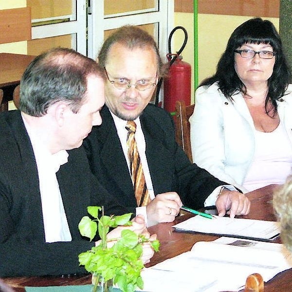 Podczas podpisywania deklaracji wójt Radosław  Januszewski (z lewej) oraz Karol Gutsze,  organizator akcji "masz głos, masz wybór" w  gminie Kęsowo