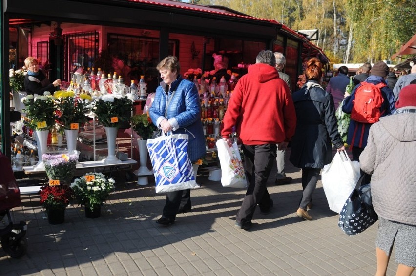 Tłumy na cmentarzu na Miłostowie