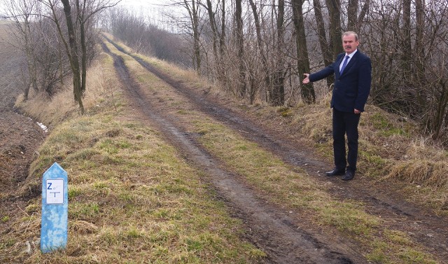 W tym miejscu, na nasypie byłej kolejki wąskotorowej w Lekszycach rozpocznie swój bieg nowa ścieżka rowerowa - pokazuje Jan Nowak, starosta kazimierski.