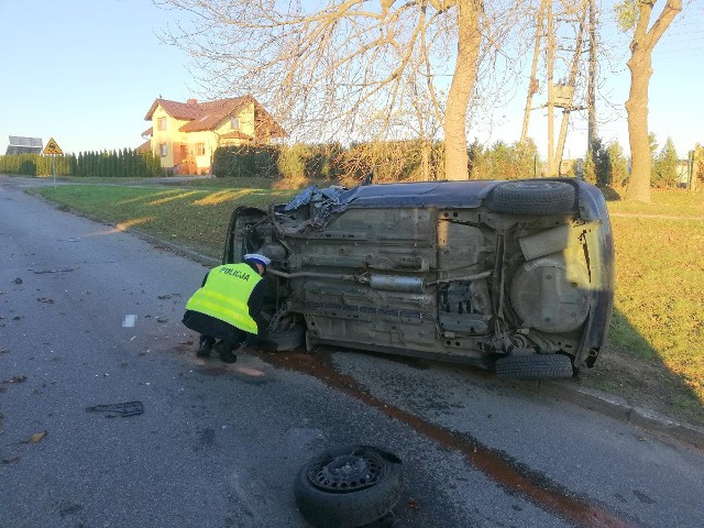 W środę na ulicy Czerskiej w Tucholi doszło do karambolu z udziałem autobusu i trzech samochodów osobowych. - Policjanci skierowani na miejsce wstępnie ustalili, że kierujący fordem jadąc ulicą Czerską w Tucholi w kierunku ulicy Świeckiej, omijając autobus, zjechał na przeciwległy pas ruchu i zderzył się czołowo z oplem. Ten w wyniku zdarzenia przewrócił się na prawy bok. Następnie ford odbił się od staranowanego opla, ocierając bok autobusu  ponownie zderzył się czołowo z jadącym z naprzeciwka autem - relacjonuje sierż. szt. Bartosz Wiese z tucholskiej policji.Sprawca karambolu wysiadł z auta i zaczął uciekać. Został zatrzymany przez policjantów. 29-letni mieszkaniec Tucholi miał blisko półtora promila alkoholu w organizmie. Posiadał również zakaz kierowania pojazdem. Trafił do aresztu. - W wyniku tego zdarzenia, kierująca oplem została przetransportowana helikopterem do szpitala. Pozostali uczestnicy nie odnieśli groźnych obrażeń - dodaje sierż. szt. Bartosz Wiese.Flesz - wypadki drogowe. Jak udzielić pierwszej pomocy?