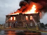 Ogromny pożar budynku w Dygowie. 12 zastępów strażaków w akcji [ZDJĘCIA]