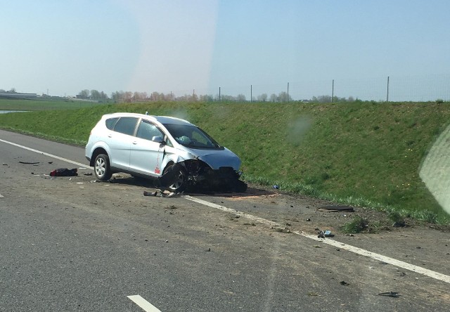 Do groźnego wypadku doszło w czwartek, 19 kwietnia na drodze S3. Na pasie w kierunku Zielonej Góry kierowca osobowego samochodu stracił panowanie nad pojazdem i wypadł z drogi. Są utrudnienia w ruchuDo wypadku doszło na 147 kilometrze drogi S3, na odcinku między Międzyrzeczem, a Świebodzinem, na wysokości miejscowości Glińsk. - Ze wstępnych ustaleń policji wynika, że kierowca samochodu osobowego w czasie manewru wyprzedzania stracił panowanie nad pojazdem, wypadł z drogi, wpadł do rowu, po czym samochód odbił się od skarpy i wrócił na jezdnię - relacjonuje sierż. sztab. Marcin Ruciński z Komendy Powiatowej Policji w Świebodzinie.Na miejscu pracują policjanci, który mają ustalić szczegółowy przebieg wypadku. Wiadomo, że kierowca osobówki jechał sam. Z obrażeniami został przewieziony do szpitala w Świebodzinie. Tuż po wypadku pas drogi S3 w kierunku Zielonej Góry był zablokowany. - W Międzyrzeczu policjanci kierują kierowców na objazd starą drogą nr 3 - mówi M. Ruciński. O zablokowanej trasie będą również informowani kierowcy zjeżdżający z autostrady. Po godzinie 11. ruch został wznowiony jednym pasem.  Autor: Jakub Pikulik, Alicja Kucharska POLECAMY ODCINKI "KRYMINALNEGO CZWARTKU":