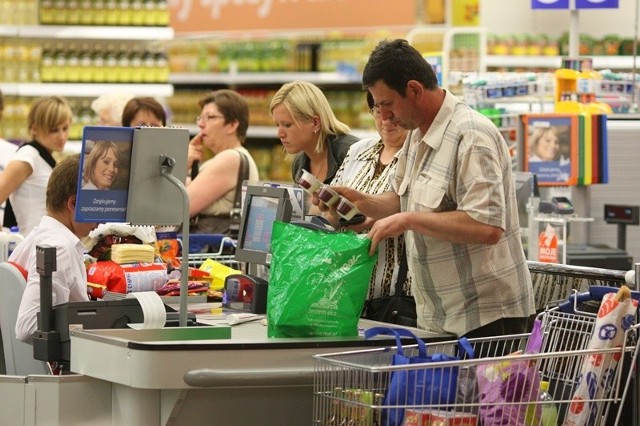 Grupa Metro działa w obrębie czterech marek: Metro / Makro Cash & Carry - rynek sprzedaży cash & carry; real - hipermarkety; Media Markt i Saturn - detaliczna sprzedaż sprzętu elektronicznego; Galeria Kaufhof - domy towarowe