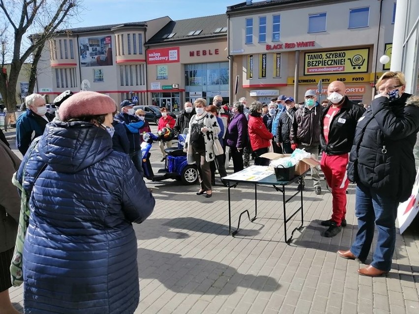 WzywamyPomoc rozdaje maseczki w Ostrowi Maz. Akcja z...