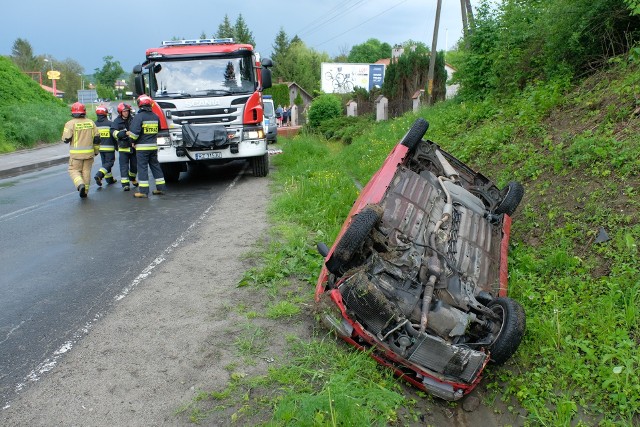 Do wypadku doszło w poniedziałek po godz. 13 na drodze krajowej nr 28 w Prałkowcach pod Przemyślem. Kierująca fiatem seicento, 51-letnia mieszkanka Przemyśla jadąc w kierunku Krasiczyna, źle się poczuła, zjechała na przeciwległy pas ruchu i dachowała w rowie. Kobieta z powierzchownymi obrażeniami została przetransportowana przez pogotowie ratunkowe do szpitala. Był trzeźwa.ZOBACZ TEŻ: Samochód dachował. W środku 4 kobiety