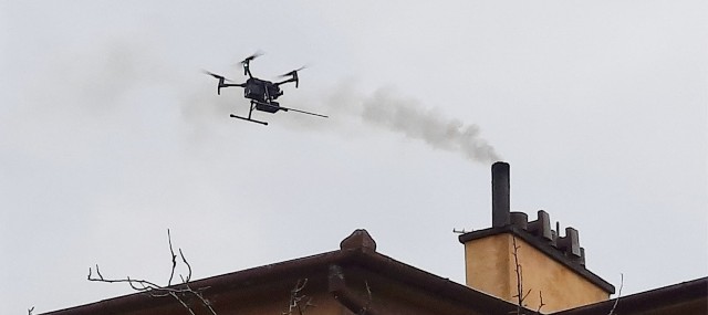 W gminie Niepołomice przeprowadzone zostaną kontrole dymu z kominów z pomocą specjalistycznego drona. To pierwsza tego typu akcja w tym rejonie powiatu wielickiego. Wcześniej, w listopadzie 2021, analogiczny projekt ruszył w gminie Wieliczka