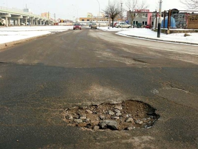 Dziura przy końcu ulicy 1 Sierpnia.