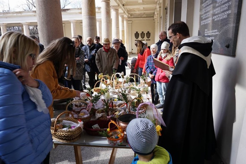 Wielka Sobota: Wierni święcą pokarmy w parafii Dominikanów