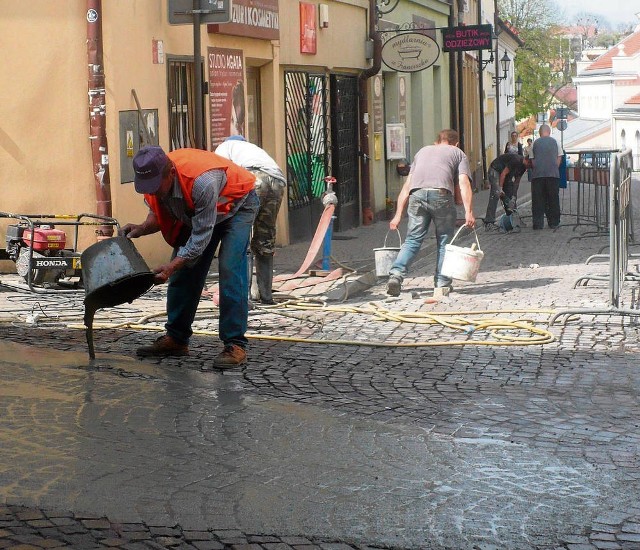 W tym tygodniu rozpoczęto renowację nawierzchni ulicy Sikorskiego