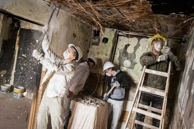 Uczniowie bydgoskich szkół połączyli siły i pomagają 82-letniej pani Teresie, której mieszkanie w styczniu tego roku strawił pożar. W środę rozpoczął się remont w mieszkaniu przy ul. Grunwaldzkiej 45.Wideo z remontu mieszkania przy ul. Grunwaldzkiej: