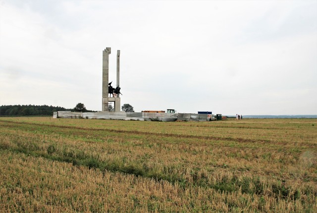 Nowy pomnik na komarowskich polach