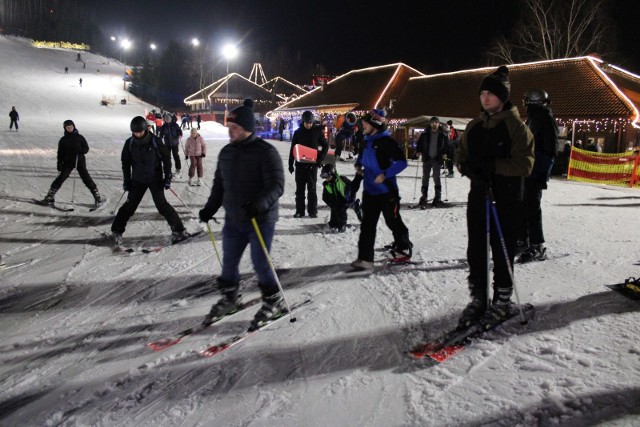 Szaleństwo na stoku do północy czyli „Nocna jazda” w Szwajcarii Bałtowskiej. Świetna rozrywka połączona ze sportem