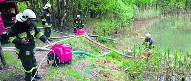 W ramach ćwiczeń strażacy czerpali wodę do gaszenia pożaru z basenu przeciwpożarowego.