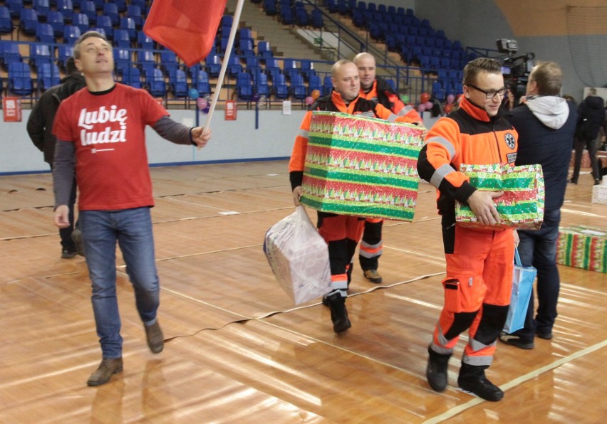 Wolontariusze szlachetnie pomagali potrzebującym