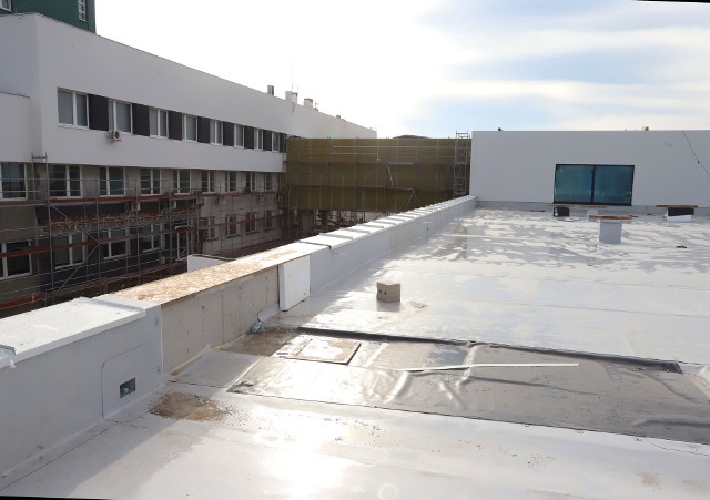 Budynek nowego Szpitalnego Oddziału Ratunkowego na Józefowie w Radomiu ma już elewację, trwają prace wewnątrz. Równoległe zaczęły się roboty przy budowie dróg dojazdowych i technicznych.
