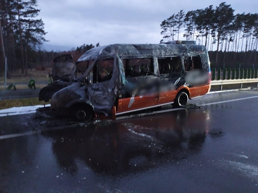 Pożar busa pod Lesznem.