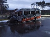 Bus spłonął na drodze ekspresowej pod Lesznem. Samochodem podróżowały dzieci i dwoje dorosłych