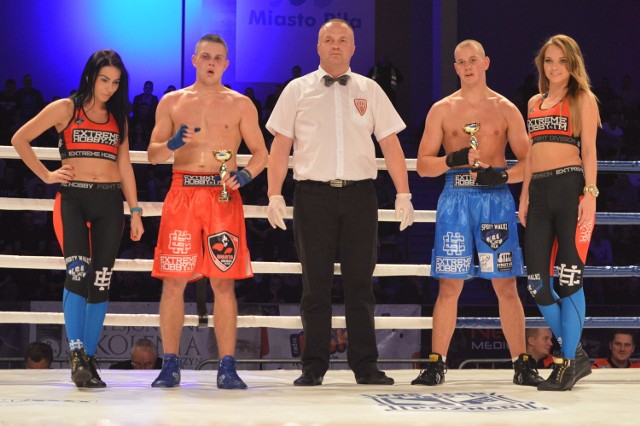 Pierwszą walkę gali wygrał Paweł Zamorski z Sporty Walki Piła (pierwszej z prawej).