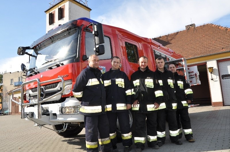 Strażacy z Dobrodzienia przed nowym Mercedesem Atego, od...