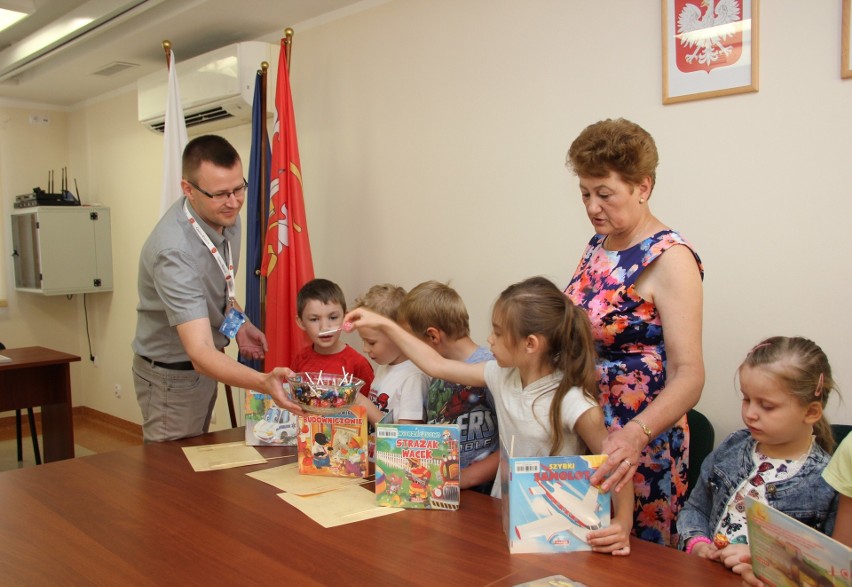 Mali czytelnicy z biblioteki w Laskowcu odwiedzili urząd...