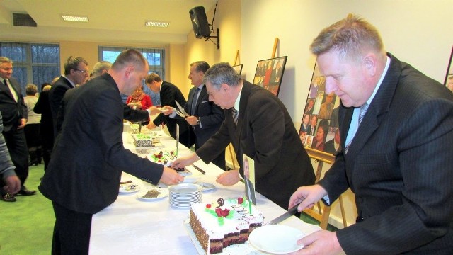 Byli przewodniczący rad w starostwie na jubileuszu kroili torty.